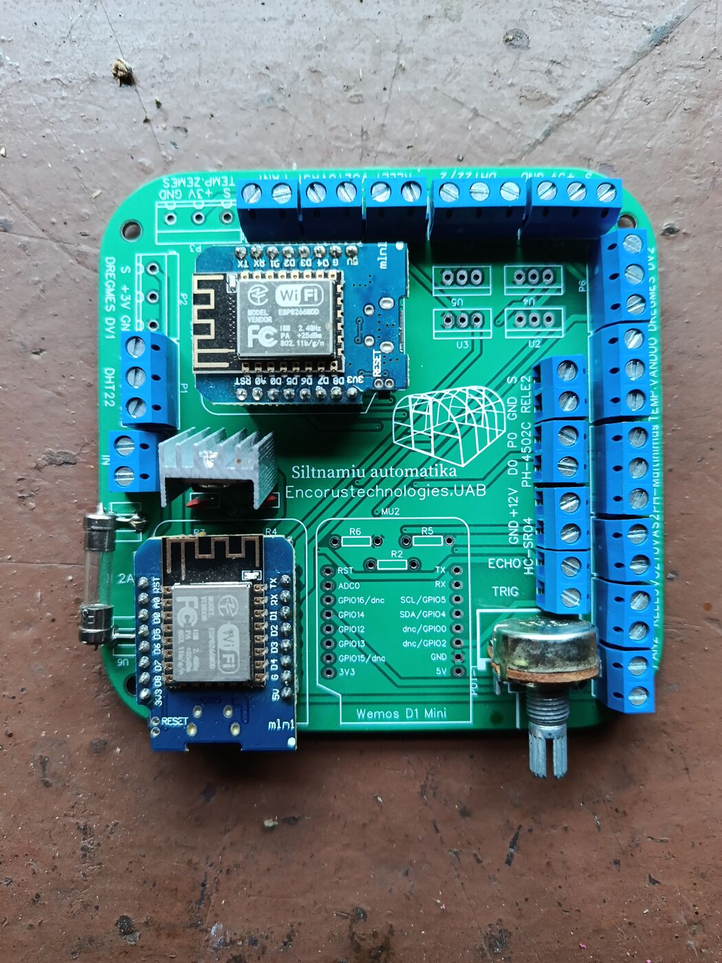 Šiltnamių automatikos plokštė su dviem ESP8266 moduliais ir gnybtais